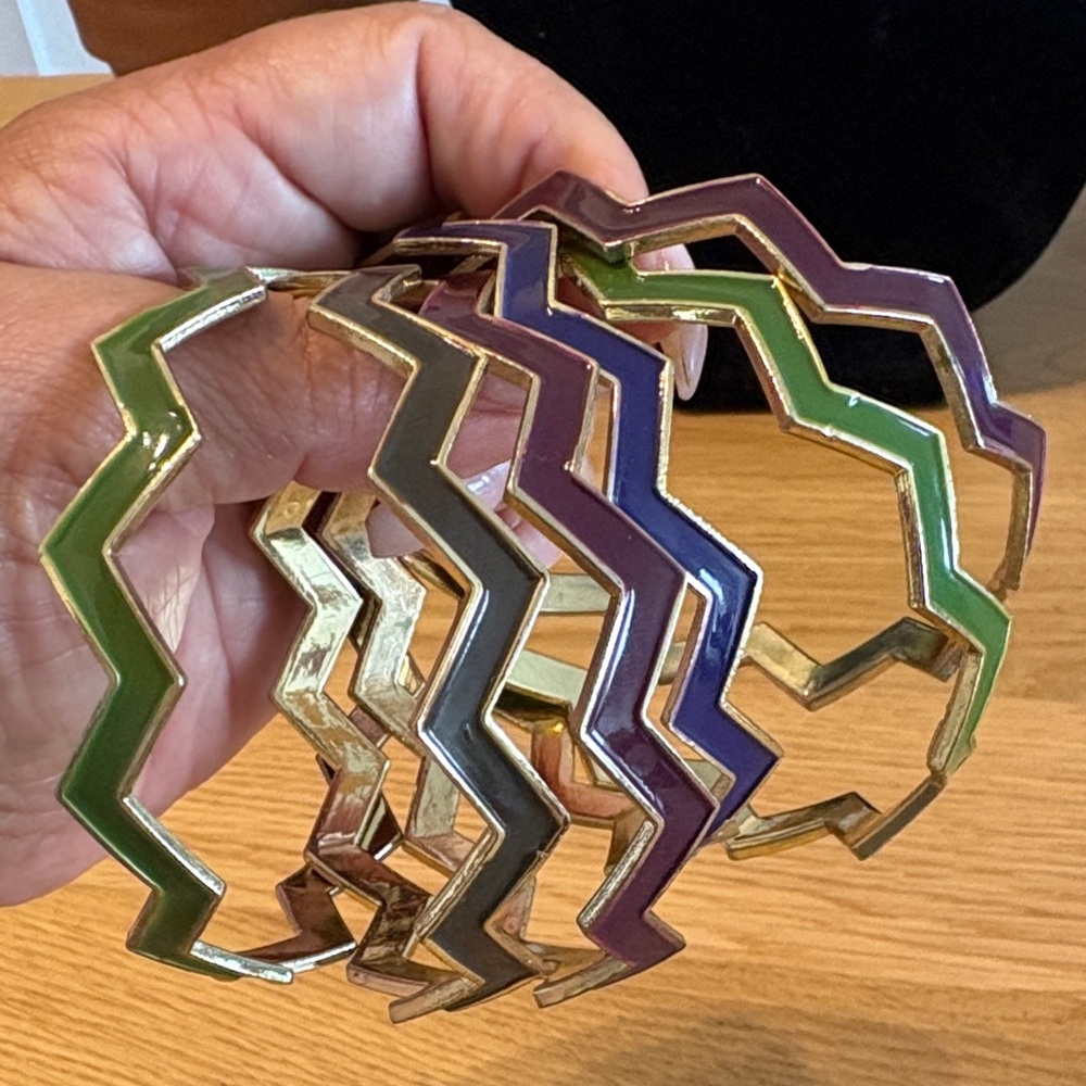 Chevron Patterned Bangle Bracelet - Picture 6 of 11